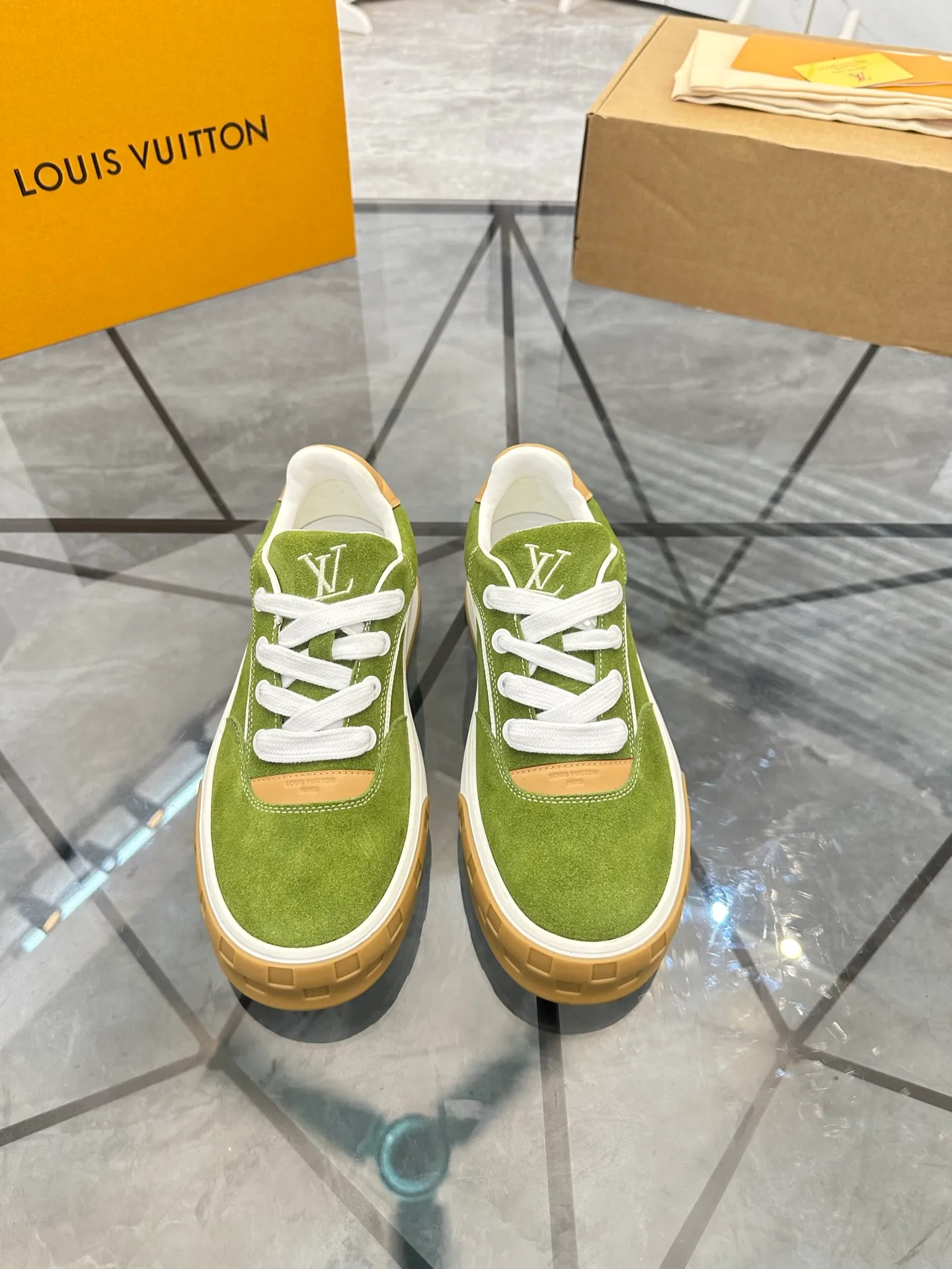 Men's shoes for sale 💰: 💰P660¥ Top quality Comes with airplane case Product trademark: LV* "Louis Vuitton*" low-top casual shoes Regular size: 35-44 (can be customized to 45) Couple style Product materials: imported nubuck leather upper, sheepskin lining, original outsole. Number: 819